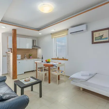 Apartment Maric *